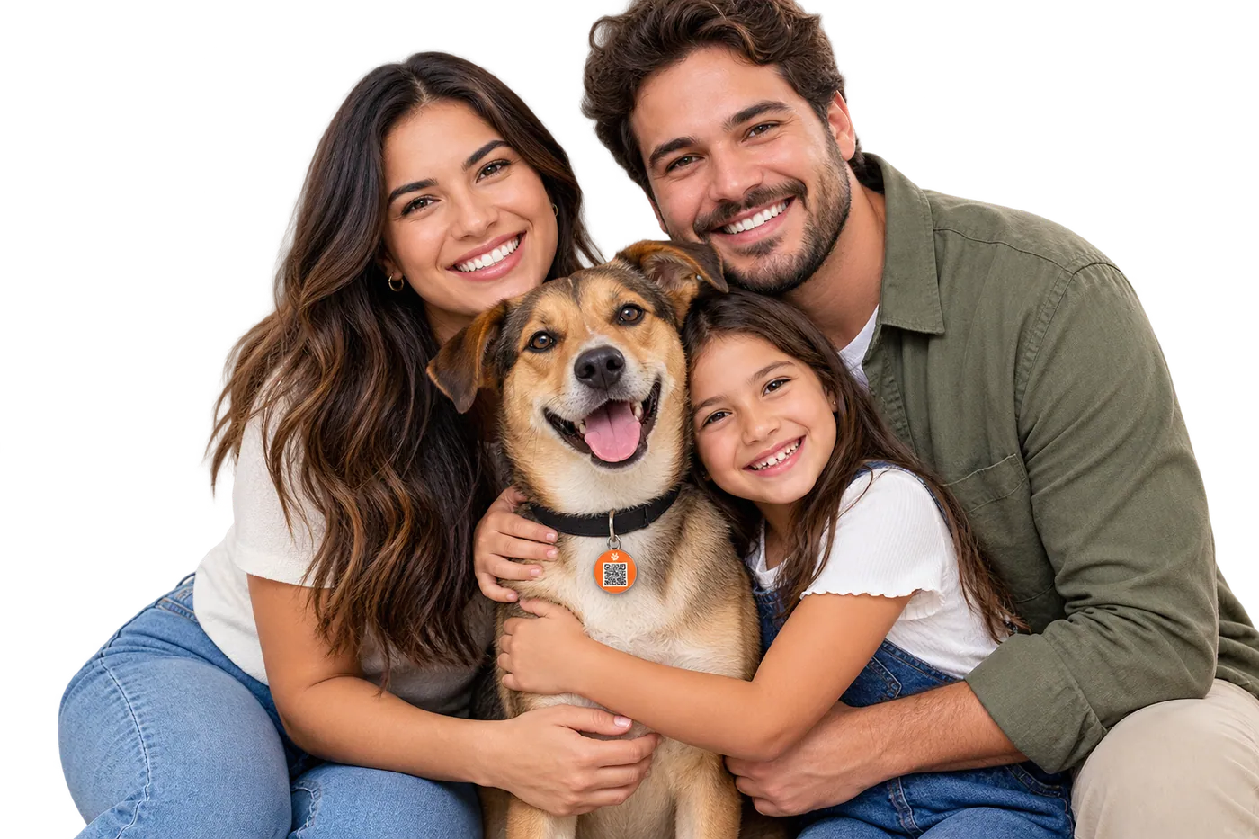 Família abraçada com o cachorro usando a tag FarejaPet